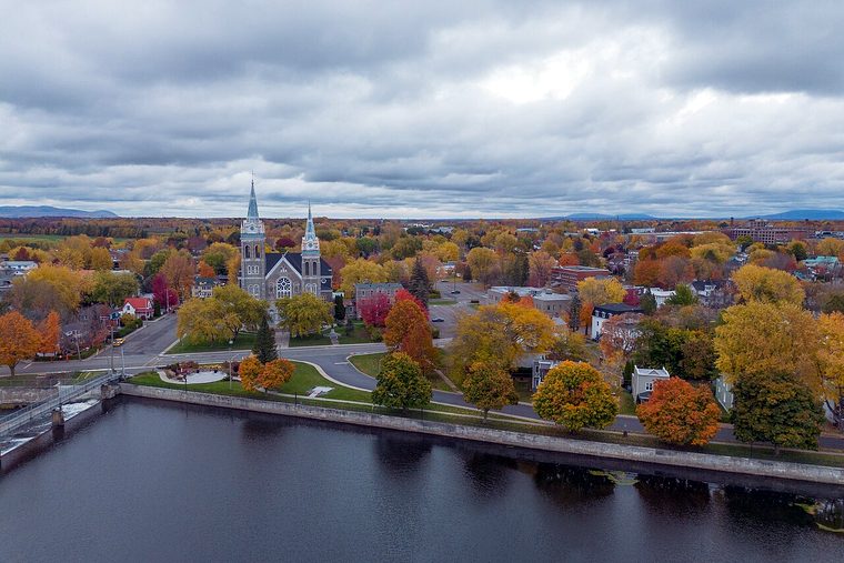 Vue aérienne de Farnham en automne, le long de la rivière Yamaska