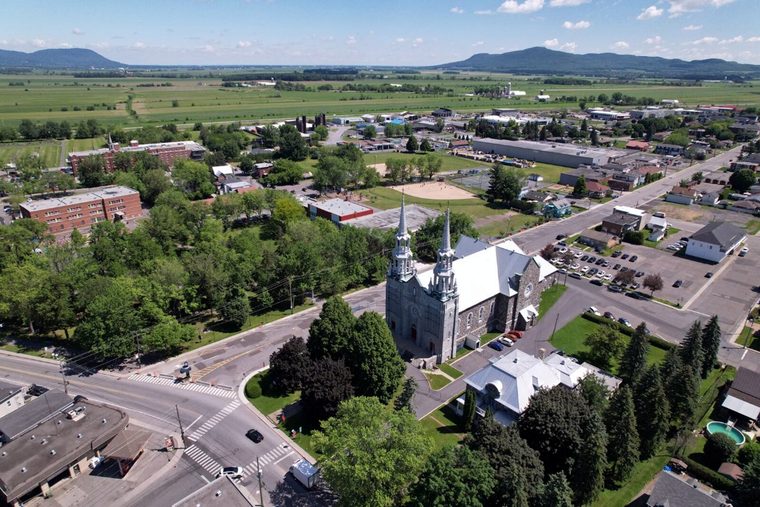 Vue aérienne de Marieville et de son église, avec le mont Rougemont à l'horizon