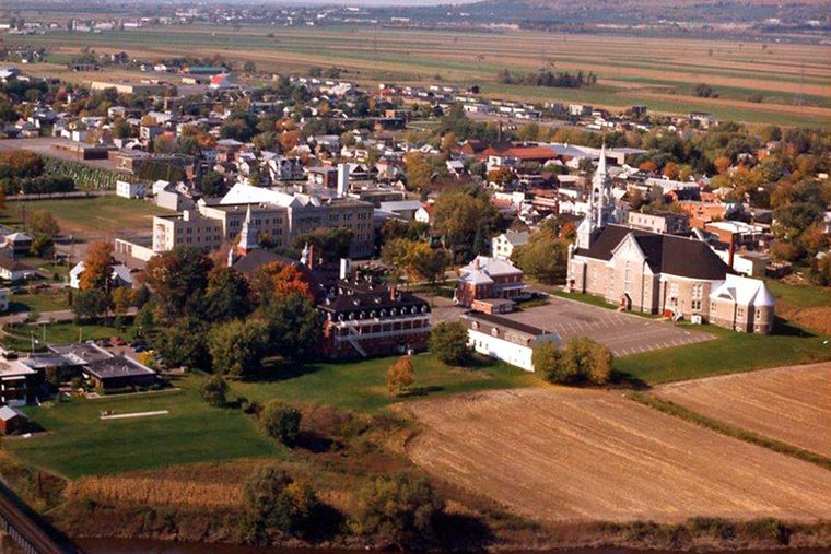Vue aérienne de Saint-Césaire, son église et la rivière Yamaska